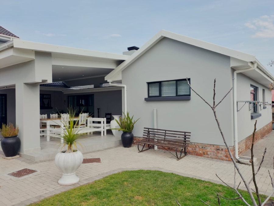 5 Bedroom Property for Sale in Fraaiuitsig Western Cape